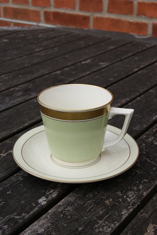 Dagmar with gold Danish porcelain, settings Coffee cups