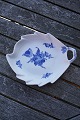 Blå Blomst Flettet porcelæn. Bladformet asietter 22cm