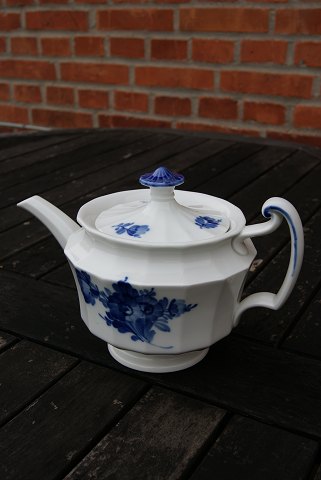 Blue Flower angular Royal Copenhagen China porcelain. Covered tea pot No 8503