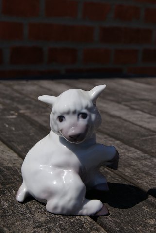 B&G figurine No 2559, sitting lamb