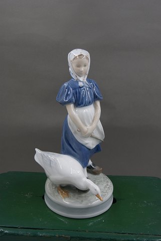 Royal Copenhagen porcelain figurine No 527, Goose-girl 24cm