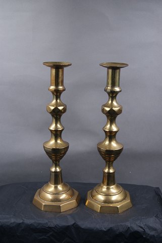 Pair of English brass candlesticks 28cm on 8 angular stand from the 19th century.