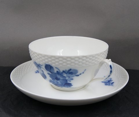 Blue Flower Plain Danish porcelain. Settings large tea cups No 8269 of 1st quality.