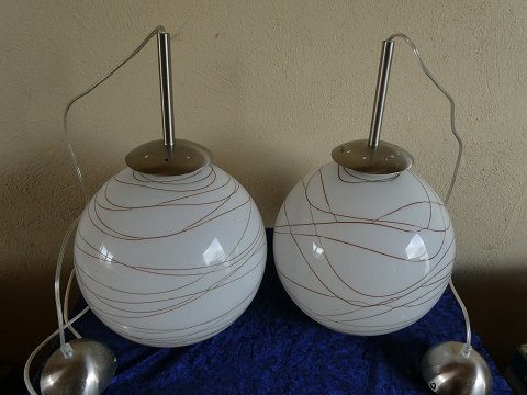 Beautiful and well-maintained pair of ceiling lamps in white glass with decorations, H about 47cm with suspension. Must be picked up.