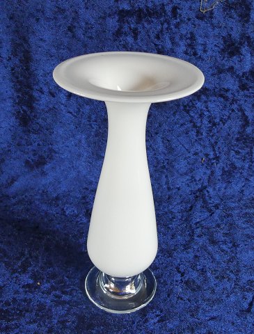 Holmegaard glaskunst. Balustra vase/lysestage i mælkehvidt glas 22,5cm.