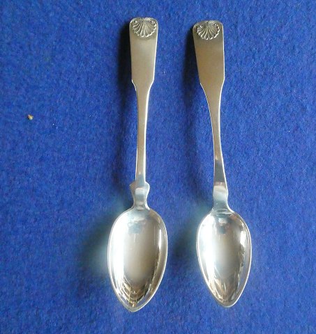 Musling silver cutlery, pair of tea spoons. 1 spoon in 3-tower silver from 1913, and 1 spoon in English "silver"??