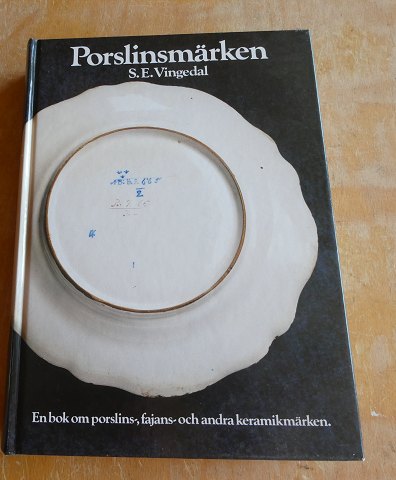 Porslinsmärken på svensk, revideret af Marianne Landqvist. I fin stand på 405 sider.