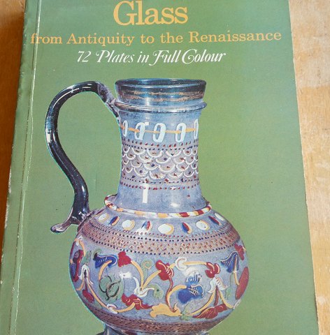 Glass: Antiquity to the Renaissance på engelsk. Professional håndbog i fin stand på 157 sider.