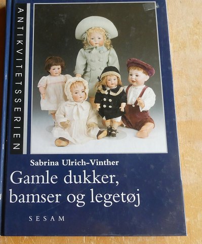Gamle dukker, bamser og legetøj af Sabrina Ulrich-Vinther. Illustreret håndbog i fin stand på 115 sider.