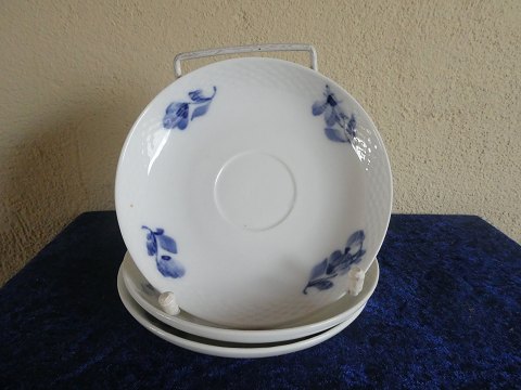 Blå Blomst Flettet porcelæn. Sæt á 3 underkopper nr. 8041 fra 1898-1923 til kaffekopperne.