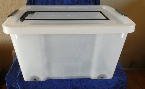 Store opbevaringsbokse i mat plast med låg og 4 hjul. Til afhentning.