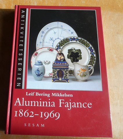 Aluminia Fajance 1862-1969 af Leif Bering Mikkelsen på 189 sider i fin stand.