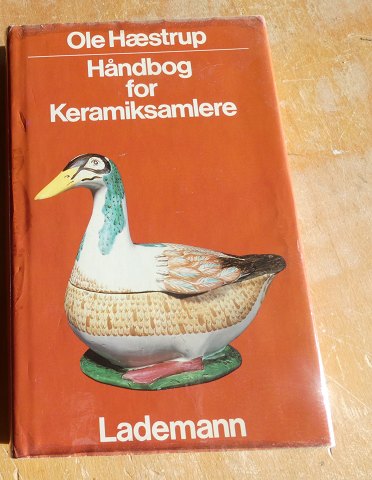 Håndbog for Keramiksamlere af Ole Hæstrup. Illustreret håndbog på 256 sider i fin stand.