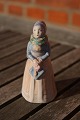 Hjorth keramik figur, kvinde med salmebog i egnsdragt