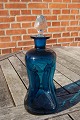 Holmegaard Cluck Flasche aus dunkel-blau Glas mit 
Pfropfen
