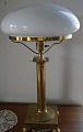Tischlampe aus Messing mit milchig weißem 
Glasschirm auf quadratischem Fuß