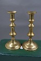 Pair of English brass candlesticks 21cm on round 
stand from the 19th century.