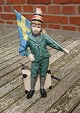 Royal Copenhagen Figur Pontus oder Junge mit 
schwedischer Flagge. Limitierte Auflagen aus 7500
