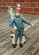 Royal Copenhagen Figur Pontus oder Junge mit schwedischer Flagge. Limitierte Auflagen aus 7500