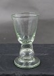 Holmegaard hedvinsglas med luftboble i stilk fra 
ca, år 1900.