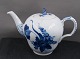 Blue Flower Curved Danish porcelain. Covered tea 
pots No 143