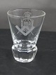 Frimurerglas, snapseglas dekoreret med slebne symboler, på kantsleben fod