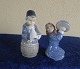 Royal Copenhagen figurer nr. 3677 Pige med grydelåg og nr. 3689, Dreng med horn