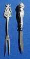 2 dele bestik til f.ex. oliven. Gaffel 11,5cm i 830 sølv, kniv 10,5cm uden stempler. 