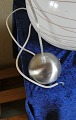 Beautiful and well-maintained pair of ceiling lamps in white glass with decorations, H about 47cm with suspension. Must be picked up.