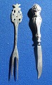 2 dele bestik til f.ex. oliven. Gaffel 11,5cm i 830 sølv, kniv 10,5cm uden stempler. 