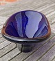 Holmegård kunstglas, oval bordskål i mørkeblåt glas