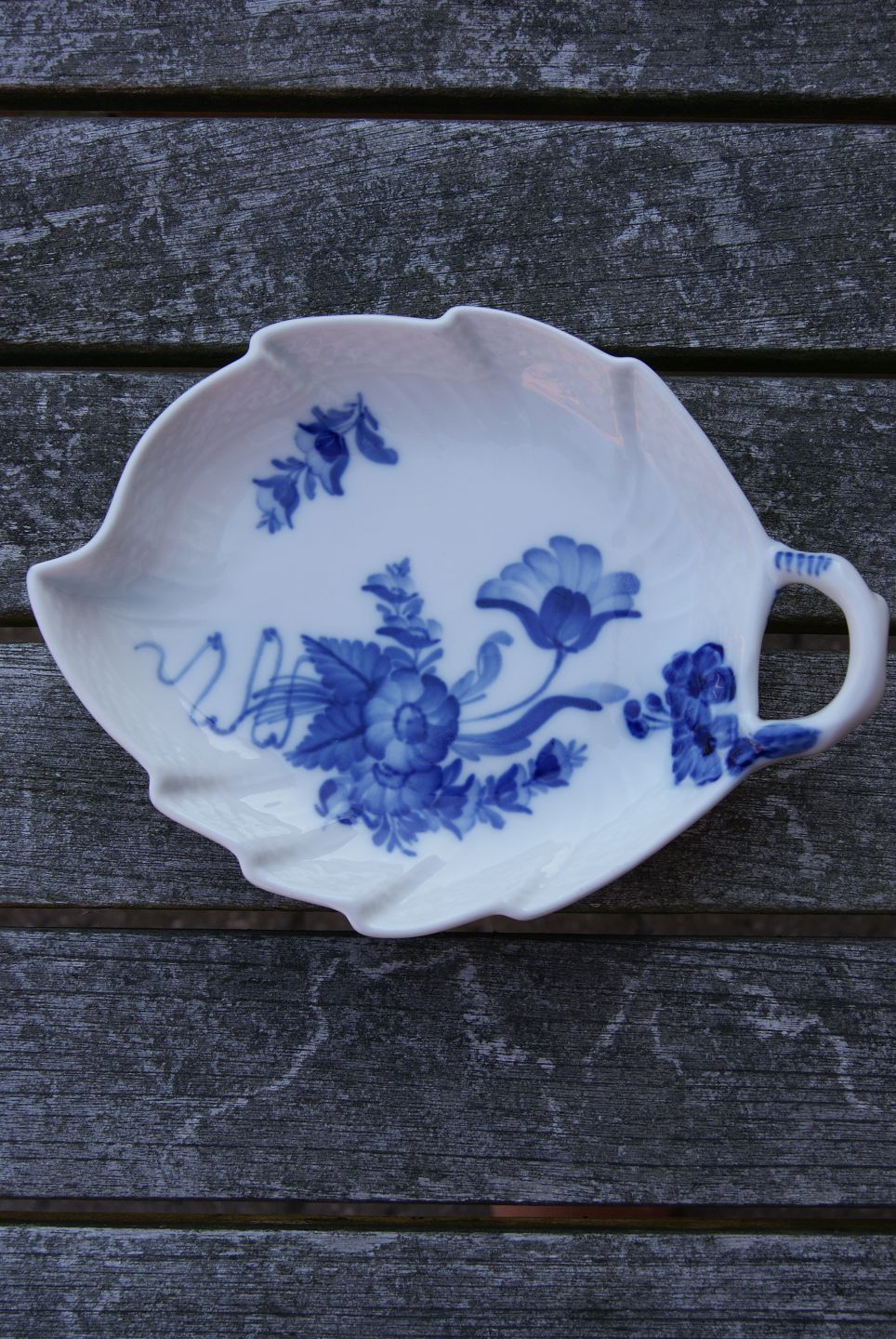 Antikkram - Blå Blomst Svejfet porcelæn. Bladformede asietter 18cm